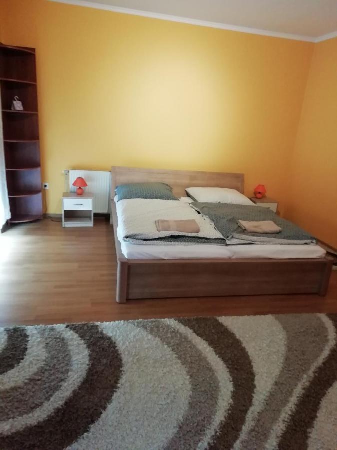 Rokus Apartman Appartamento Szeged Esterno foto