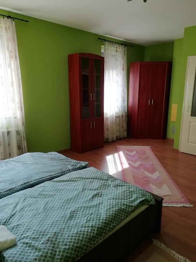 Rokus Apartman Appartamento Szeged Esterno foto